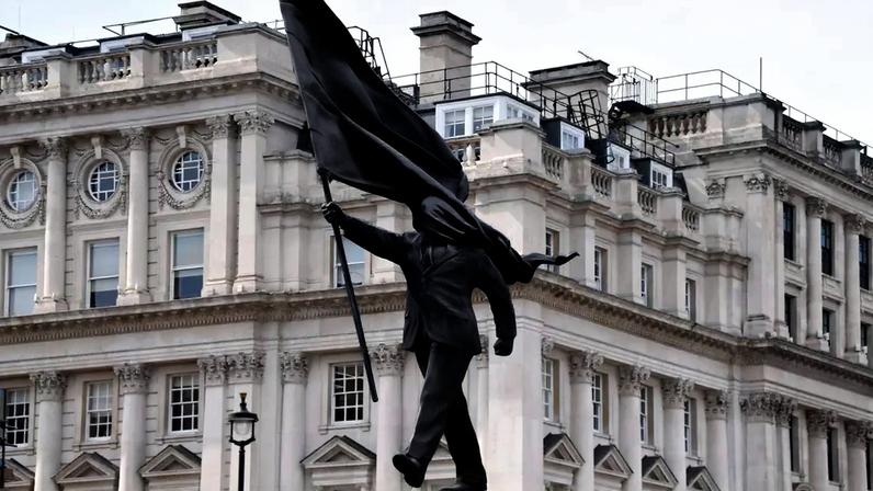 A estátua apareceu em um pedestal em Waterloo Place na quarta-feira