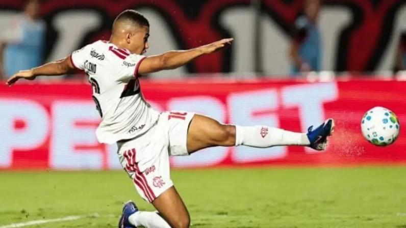 Luiz Araújo até tentou, mas parou em Lucas Arcanjo, destaque do Vitória –