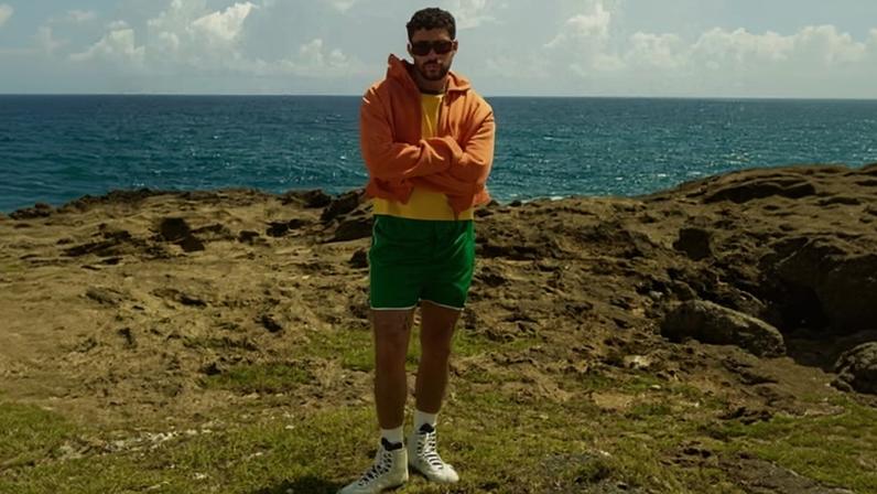 Alívio geral: Bad Bunny volta a usar shorts de comprimento tradicional
