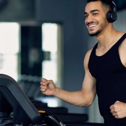 5 benefícios de ouvir música durante o treino