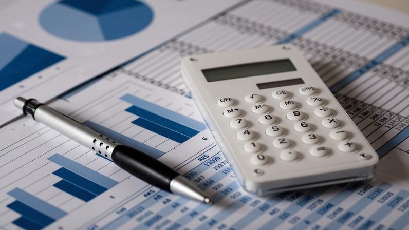 Calculadora ao lado de gráficos e tabelas com dados