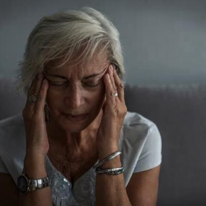 Dor de cabeça pode sinalizar doenças graves como aneurisma, AVC e meningite