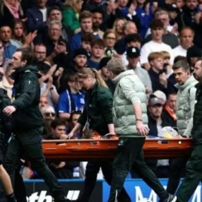 Jovem do Chelsea desmaia após choque de cabeça e é levado de maca