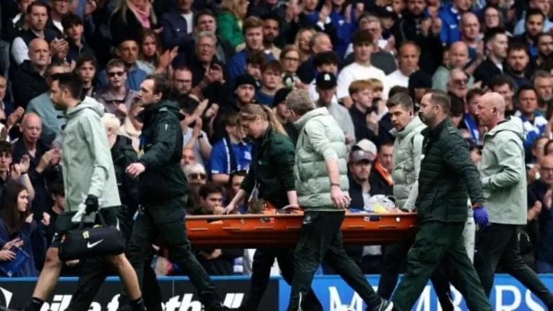 Jesse Derry, do Chelsea, recebe atendimento médico durante jogo da Premier League entre Chelsea e Nottingham, em Stamford Bridge –