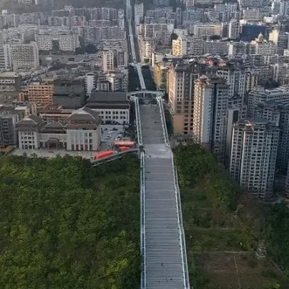 China constrói a maior escada rolante do mundo em Wushan