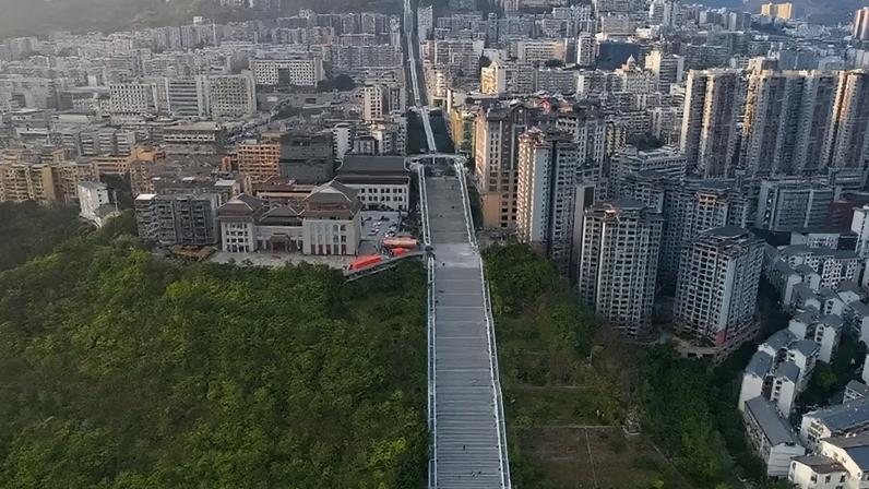 Inaugurada em 2026, a Goddess Escalator, em Wushan, na China, ganhou a fama de maior sequência contínua de escadas rolantes ao ar livre do mundo – Divulgação