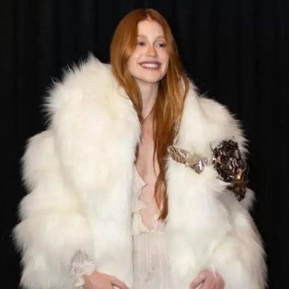 Marina Ruy Barbosa apresenta Antártida com smoking e look boho chic