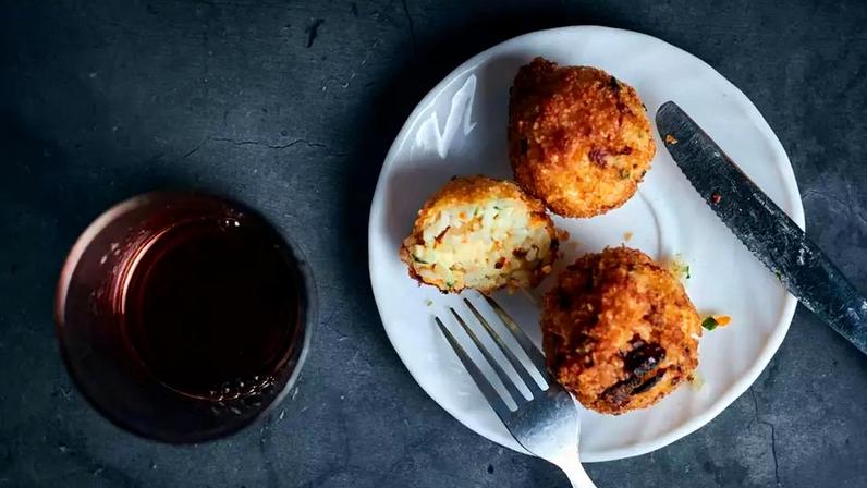 Aprenda a fazer bolinho de arroz crocante na air fryer com sobras da geladeira; veja receita prática, econômica e cheia de sabor