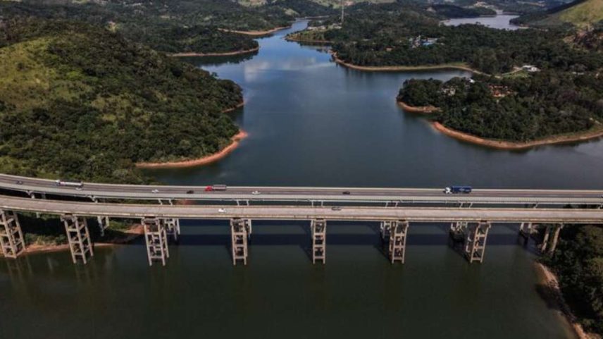 Imagem aérea do Rio Atibainha, altura da ponte Imperador Dom Pedro I e da ponte dos Lambaris na cidade de Nazaré Paulista, interior do estado de São Paulo