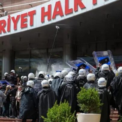 Polícia ocupa sede do maior partido de oposição na Turquia após destituição do líder