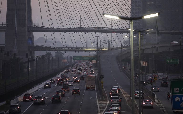 Marginal Pinheiros, na zona sul de SP, onde mulher morreu e outra ficou ferida ao baterem moto para fugir de assalto neste sábado (9)