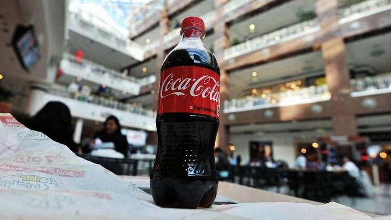 Garrafa de Coca-Cola em praça de alimentação de shopping center