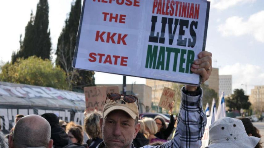 Manifestantes se reúnem diante da Knesset, o Parlamento israelense, em Jerusalém, em 31 de março de 2026, para protestar contra a aprovação de uma lei que autoriza a pena de morte para palestinos.