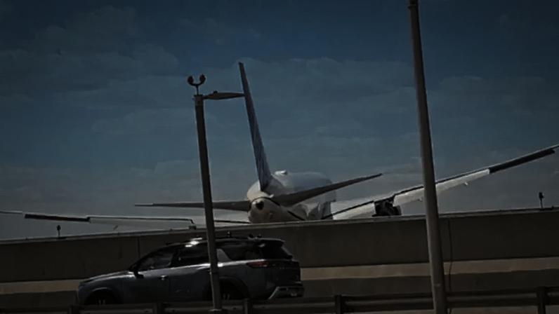 Avião da bateu em um poste e atingiu um caUnitedminhão