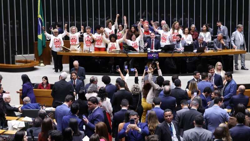 Parlamentares na Câmara dos Deputados usando camisas escrito fim da escala 6x1