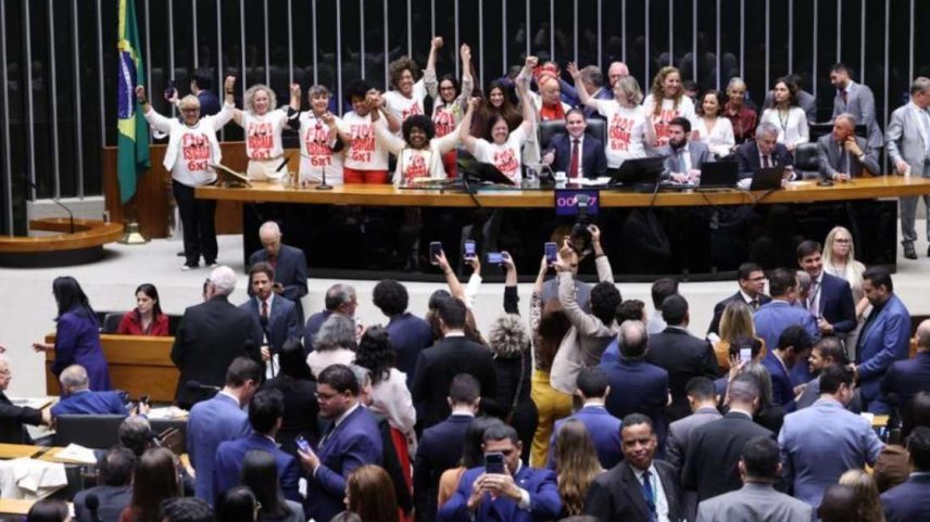 Parlamentares na Câmara dos Deputados usando camisas escrito fim da escala 6x1