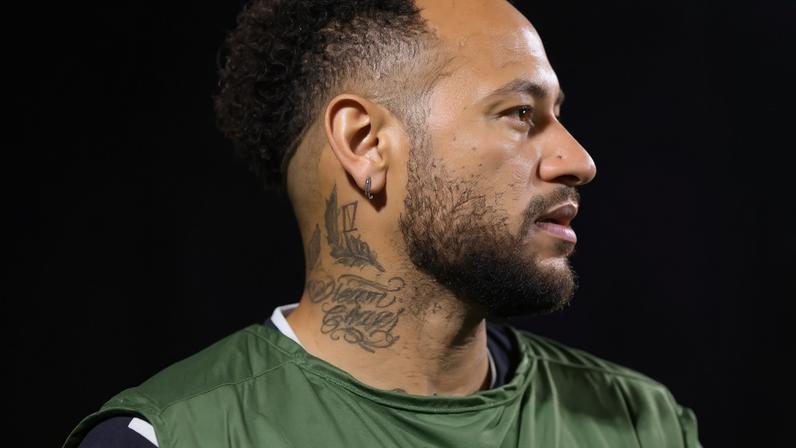 Neymar abraça Robinho Jr após balançar a rede –