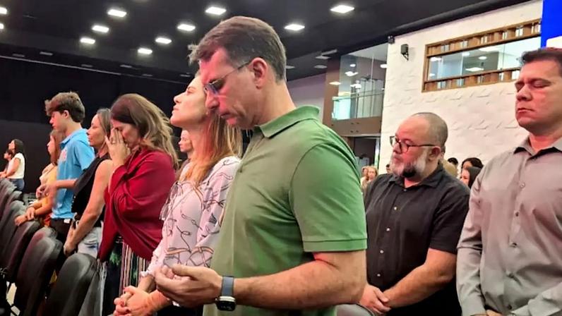 Pré-candidato à Presidência, o senador Flávio Bolsonaro (PL-RJ) durante culto na Igreja Comunidade das Nações, na Hípica Hall, em Brasília.