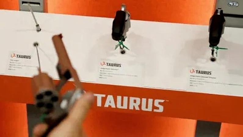 Homem manuseia arma da Taurus: empresa ajusta últimos detalhes de joint-venture para fabricação de acessórios de armas leves