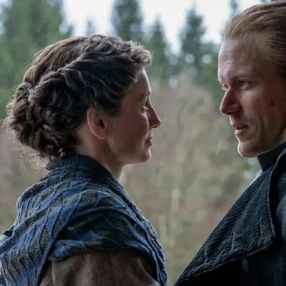 O que acontece na cena pós-créditos do episódio final de Outlander