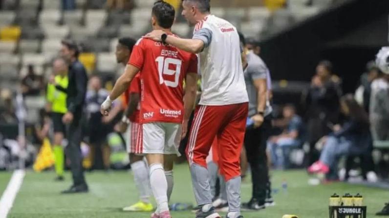 Carbonero recebe o terceiro amarelo e, assim, está fora do jogo contra o Vitória –