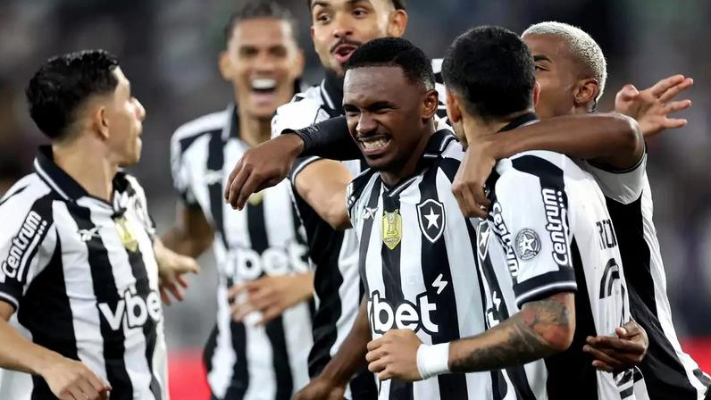 Vitinho comemorando um dos gols da vitória do Botafogo sobre o Bahia