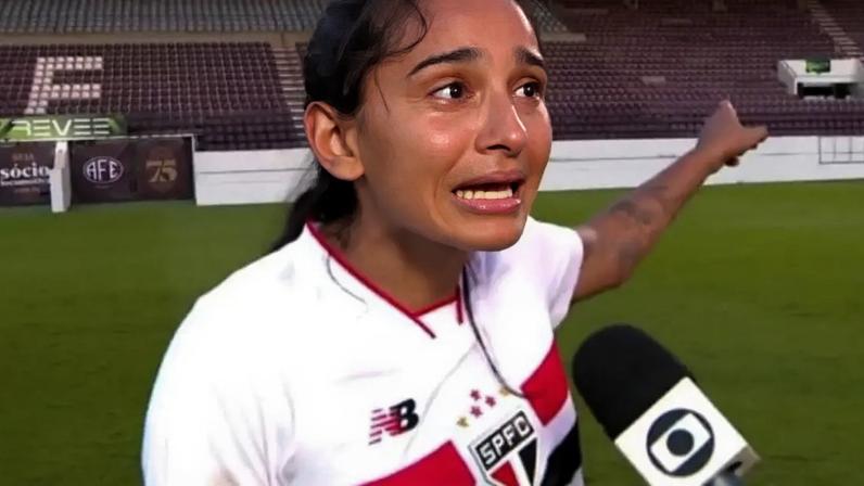 Momento em que Sarah comunica à arbitragem sobre ocorrido –