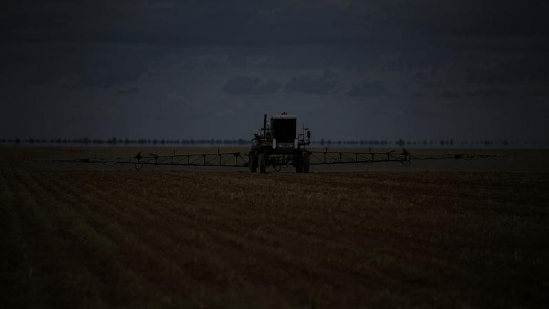 Trator aplica agrotóxico em plantação na região de Luis Eduardo Magalhães (BA)