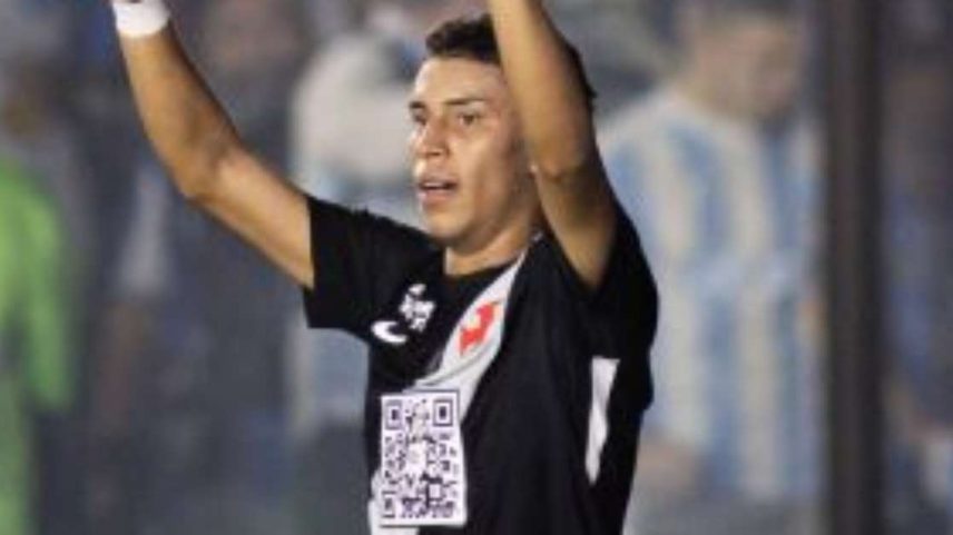 Vasco vai com time mesclado para duelo no Paraguai.