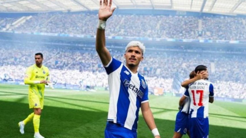 Jogadores do Porto celebram gol da vitória sobre o Santa Clara –