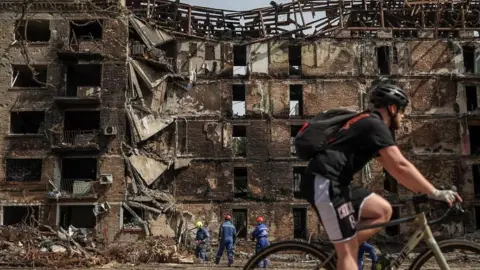 Rússia ameaça novos ataques a Kyiv e orienta estrangeiros a evacuar