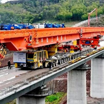 China ergue viaduto gigante de milhares de toneladas em 24 horas