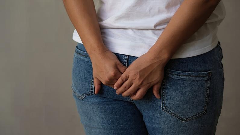 Segurar gases não causa doenças graves, mas pode gerar inchaço, dor e desconforto abdominal