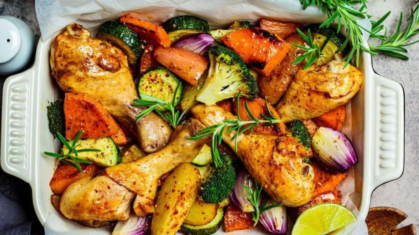 Frango assado com legumes e alecrim
