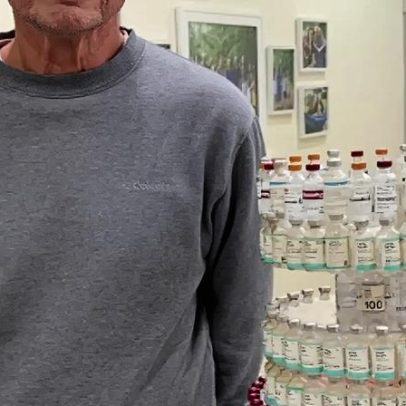 Homem guarda frascos de insulina por 50 anos e transforma o diabetes em arte