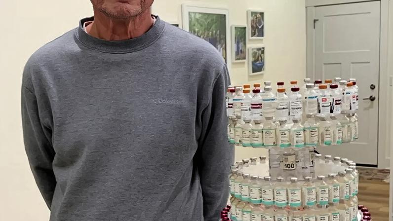 Após mais de 50 anos de tratamento contínuo, Ron decidiu utilizar os frascos de insulina acumulados ao longo da vida para criar uma instalação que retrata os desafios diários enfrentados por quem depende da medicação para sobreviver – Reprodução/Instagram