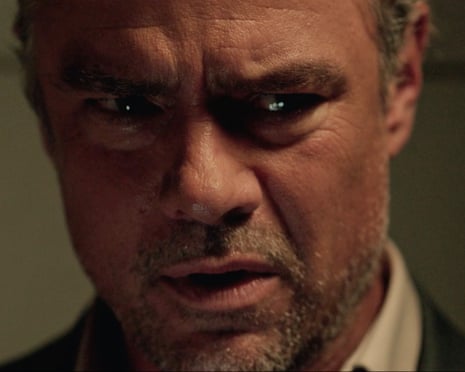 Surrender: Josh Duhamel persegue serial killer em thriller dos anos 90