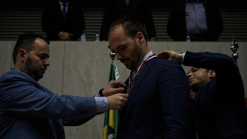 O deputado estadual Gil Diniz (PL) condecora Eduardo Bolsonaro com homenagem da Alesp, em 2019