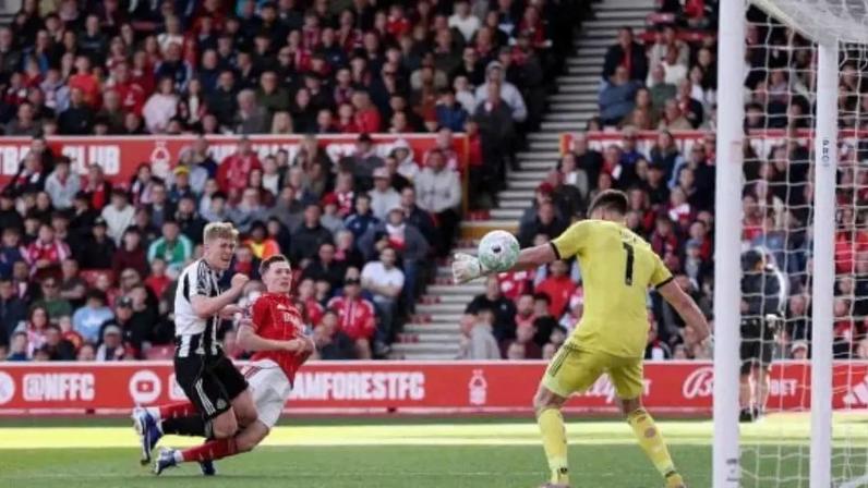 Nick Woltemade, do Newcastle, e Nicolas Dominguez, do Nottingham, travam disputa no City Ground –