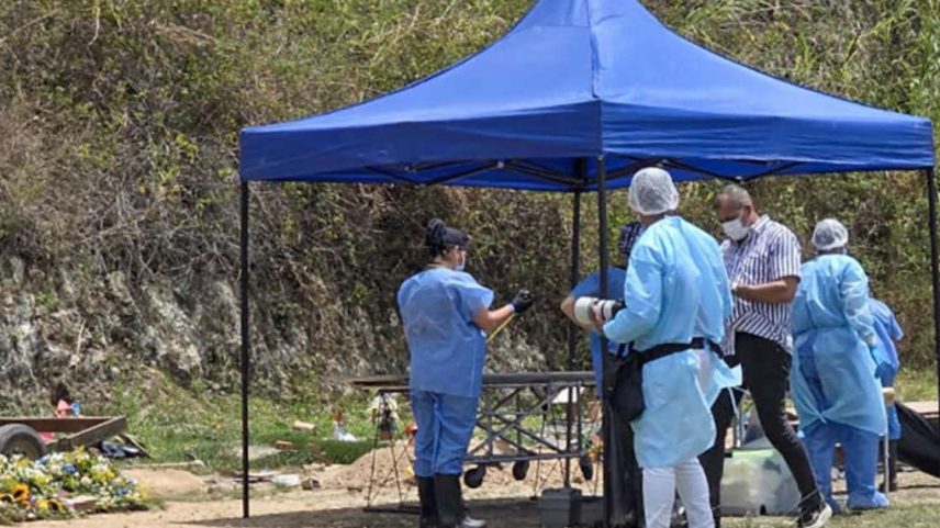 Peritos forenses exumam o corpo do preso político Victor Navas no cemitério Parque Jardin La Puerta, em Caracas, em 8 de maio de 2026.