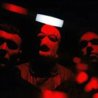 Resenha afirma que FENIAN transforma perseguição ao KNEECAP em obra-prima