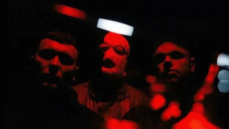 KNEECAP, em foto por Tom Beard