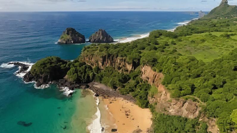 Vista da Baía do Sancho, com falésias e mar cristalino que marcam a paisagem de Fernando de Noronha.