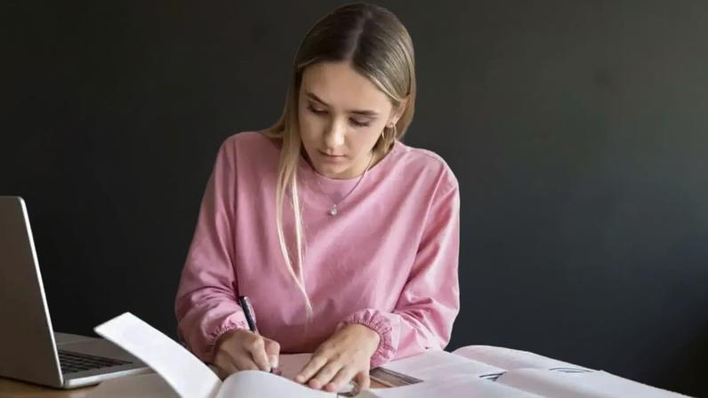 Ajustar a organização diária de forma estratégica é essencial para que o estudante reencontre o ritmo e desenvolva métodos de aprendizagem mais eficazes
