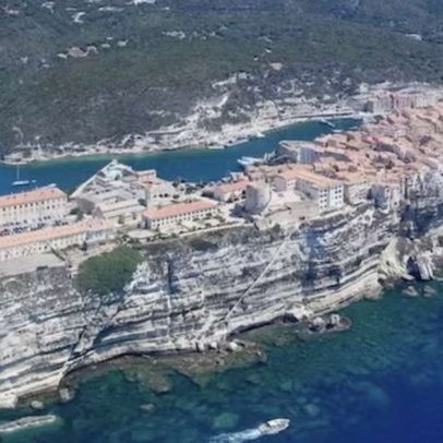 Cidade do século 9 suspensa sobre falésias de calcário atrai turistas