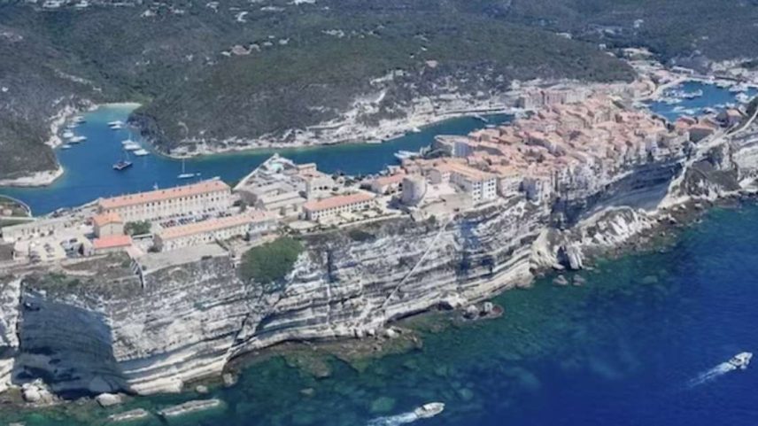 Cidade do século 9 suspensa sobre falésias de calcário atrai turistas