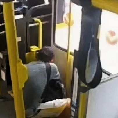 Homem é filmado roubando elevador de acessibilidade em ônibus no Recife