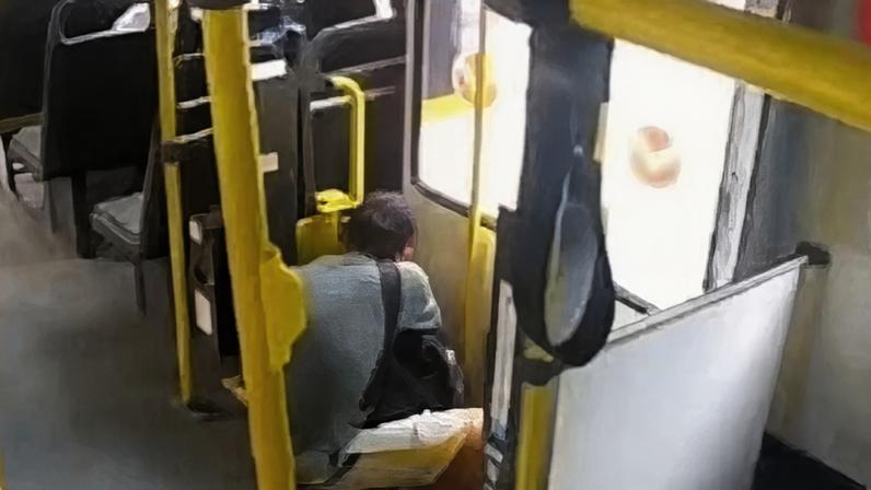 Câmera no coletivo registrou o crime.