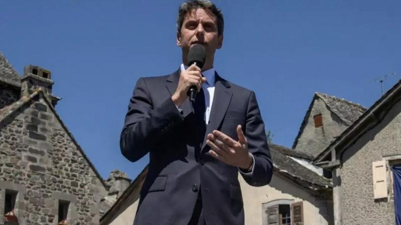 Gabriel Attal, ex-primeiro-ministro francês e secretário-geral do partido centrista Renascimento, anuncia sua candidatura às eleições presidenciais de 2027, em Mur-de-Barrez, no departamento de Aveyron (sul da França), em 22 de maio de 2026.