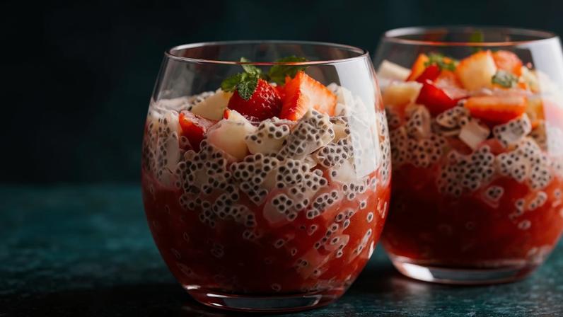 pudim de chia com morangos.